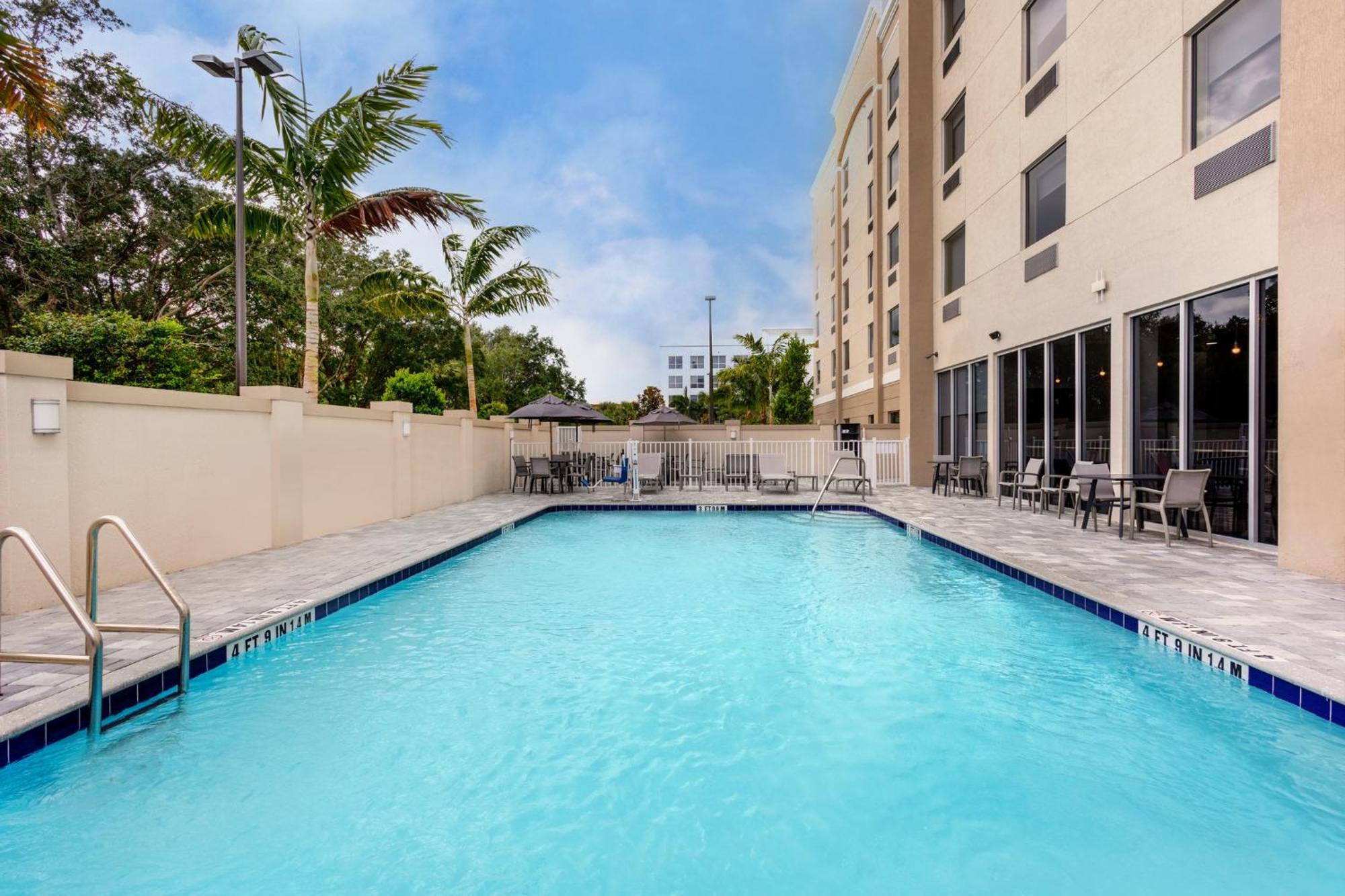 Holiday Inn Express & Suites - Miramar By Ihg Exterior photo